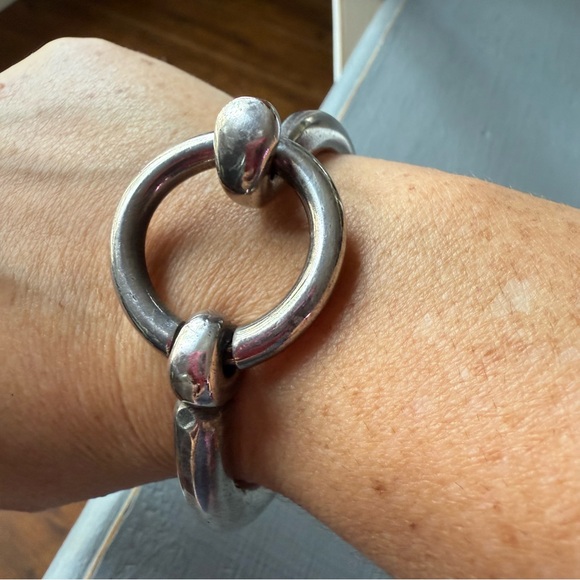 Uno de 50 Circle Hook Bangle Bracelet - Picture 1 of 15